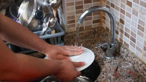 Antalya'da Üniversite Öğrencilerine Su Desteği