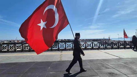 Askeri Kıyafetle Çanakkale'ye Yürüyor