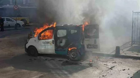 Gaziosmanpaşa'da Park Halindeki Araç Yandı