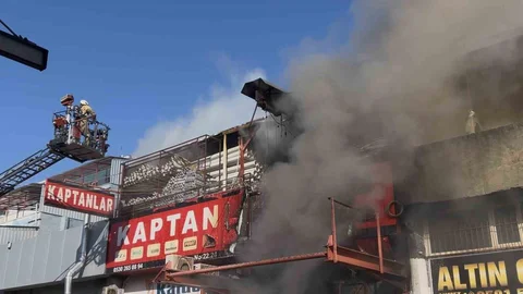 Zeytinburnu'nda Sanayi Yangını Görüntülendi