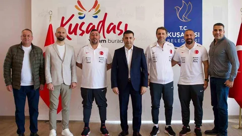 Kuşadası'nda Plaj Futbolu Takımı Ziyareti