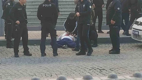 Kocaeli'de Adliye Önünde Bıçaklama Olayı