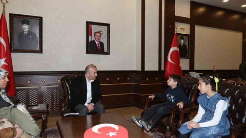 Elazığ'da Minik Öğrenciler Bayrak Nöbeti Tuttu