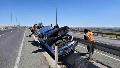 Otomobil Refüje Çarptı, Sürücü Sıkıştı