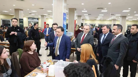 Kayseri'de Vali ve Öğrenciler İftar Yemeği Yedi