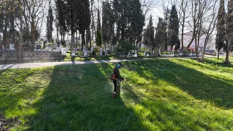 Kartepe'de Mezarlık Temizliği Yapılıyor