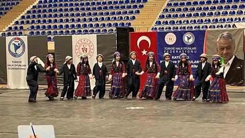 Muradiye'nin Minik Halk Oyuncuları Şampiyon Oldu