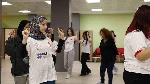 Denizli'de Öğrenciler Halk Oyunları Öğreniyor