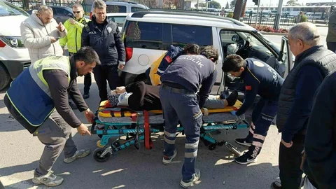 Samsun'da Refüje Çarpan Araç Yan Yattı