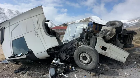 Yüksekova'da Tır Devrildi, Sürücü Yaralandı