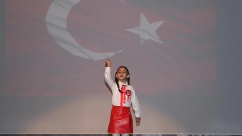 Küçük Kızın İstiklal Marşı Performansı Erzincan'da