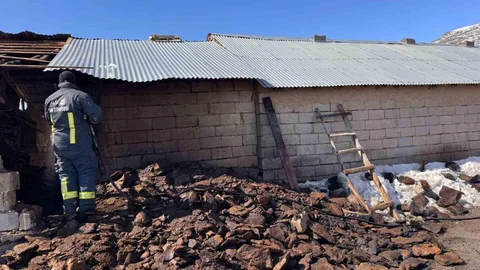 Muradiye'de Ahır Yangını Kontrol Altına Alındı