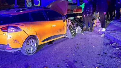 Elazığ’da Ticari Araç ve Taksi Çarpıştı