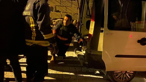 Van'da Park Halindeki Kamyonet Yandı