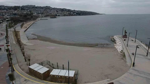 Büyükçekmece'de Deniz Çekildi