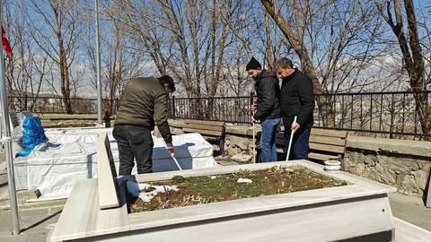 Muş'ta Şehit Mezarlıklarında Temizlik Yapıldı