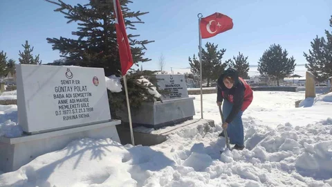 Ardahan'da Şehitlik Temizliği Yapıldı