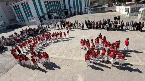 İzmir'de Öğrenciler İstiklal Marşı'nı Okudu