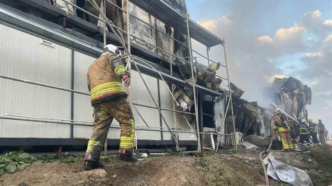 Hatay'da Konteyner Yatakhane Yangını