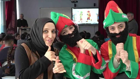 Genç Kadınlardan İşaret Dili Gösterisi