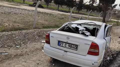 Otomobil Şarampole Yuvarlandı, 3 Yaralı