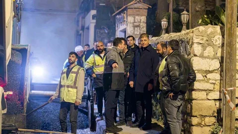İzmir'de Başkan Tugay'ın Gece Ziyareti