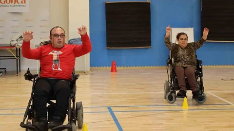 Engelli Çift Zeybek Oynuyor