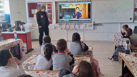 Minik Öğrenciler Afet Bilinci Ediniyor