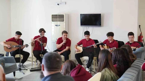 Muğla'da Gençlerden Huzurevi Sakinlerine Müzik Ziyafeti