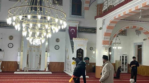 Gençler Düzce'de Camii Temizliği Yaptı