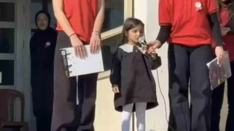 Diyarbakır'da 4 Yaşındaki Kız İstiklal Marşı'nı Okudu