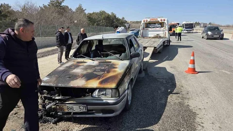 Ankara'da Yanan Otomobil Kullanılamaz Hale Geldi