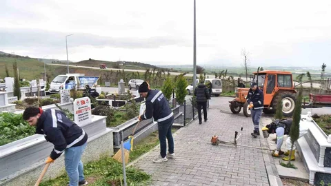 Altıeylül'de Mezarlık Temizliği Yapılıyor