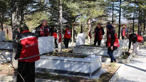 Kırşehir'de Şehitlik Temizliği Yapıldı