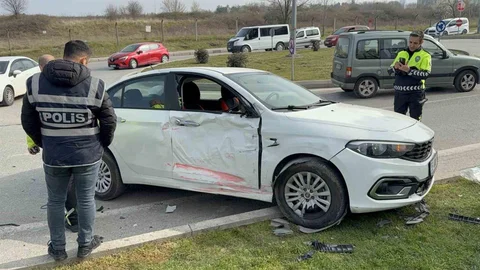 Samsun'da Otobüs ve Otomobil Çarpıştı