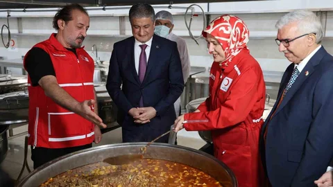 Türk Kızılay Adana'da Aşevini Açtı