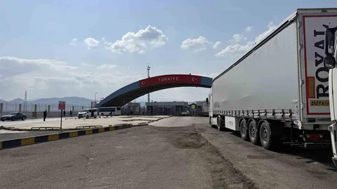 İran'dan Nahçıvan'a Sınır Kapıları Yeniden Açıldı