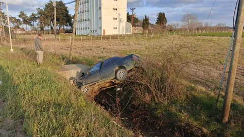 Otomobil Su Kanalına Düştü