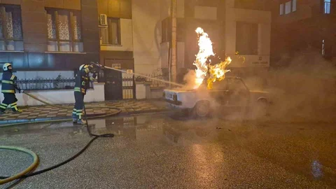 Eskişehir'de Park Halindeki Araç Yandı