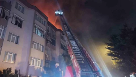 Üsküdar'da Bina Çatısında Yangın Paniği