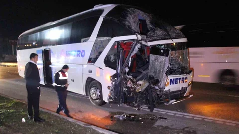 Amasya'da Otobüs ve Tır Çarpıştı