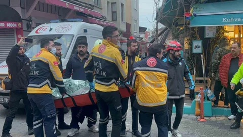 Fatih'te 3 Katlı Binada Yangın Çıktı