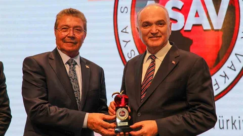 Düzce'de Başkan Özlü'ye Ödül Verildi