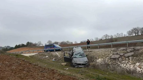 Bilecik'te Otomobil Tarlaya Uçtu
