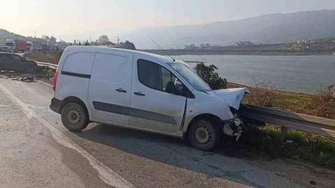 İki Otomobil Kafa Kafaya Çarpıştı