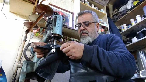 Babası gibi Ayakkabı Tamircisi Oluyor