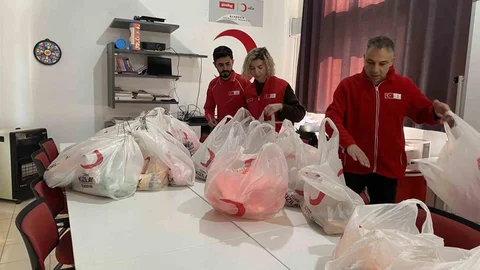 Alaşehir'de Kızılay'dan Çocuklara Bayram Hediyesi