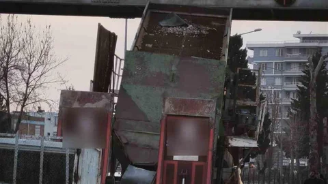 Yüksek Yüklü TIR Üst Geçitten Geçemedi