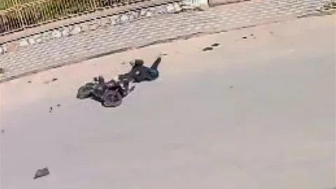 Motosiklet Sürücüsü Park Halindeki Aracın Altına Girdi