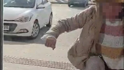 Kadın Eczaneye Taşla Saldırdı